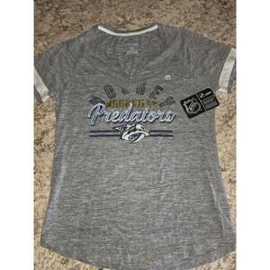 Nashville Predators V-neck t-shirt by Majestic NWT Size Large